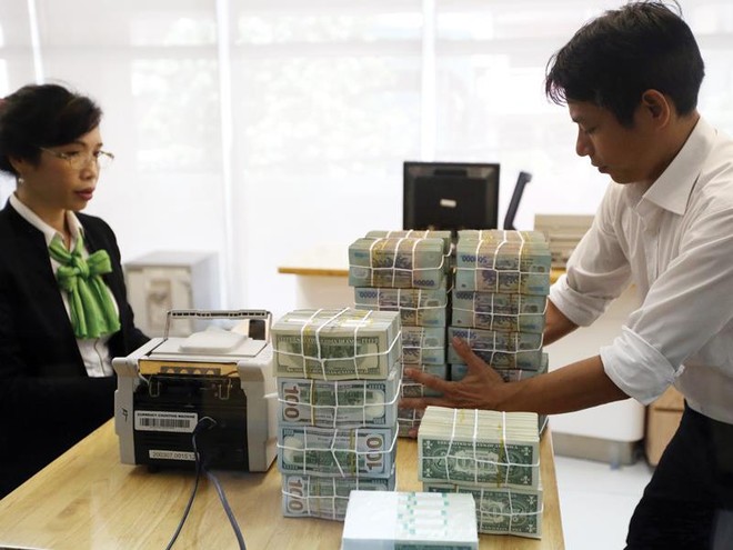 Tỷ giá USD đang chịu nhiều áp lực từ bên ngoài . Trong ảnh: giao dịch tại Link Vào Nhà Cái KL99 COM Tặng +199k Vietcombank. Ảnh: Đ.T