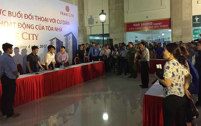Tranh chấp giữa cư dân và chủ Kl99ok phiên bản mới chung cư Home City kéo dài nhiều tháng nay. Ảnh: Kim Đức