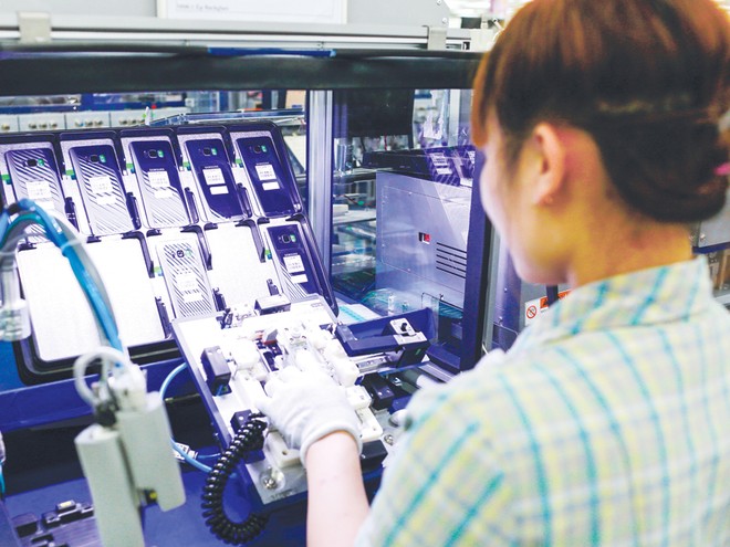 3 tháng đầu năm 2017, tổng vốn FDI vào Việt Nam là 7,7 tỷ USD, tăng 77,6% so với cùng kỳ năm 2016. Trong ảnh: Dây chuyền Kl994 nhà cái bóng đá world cup Samsung Galaxy S8 của Samsung Điện tử Thái Nguyên. Ảnh: Nguyên Đức