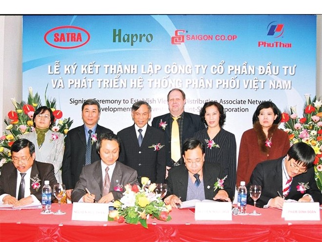 Sau 10 năm khó khăn, các ông chủ của Công ty cổ phần Kl99ok phiên bản mới và Phát triển hệ thống phân phối Việt Nam (VDA) có thể viết tiếp giấc mơ thương hiệu Việt Trong ảnh: Lễ ký kết thành lập VDA ngày 1/2/2007