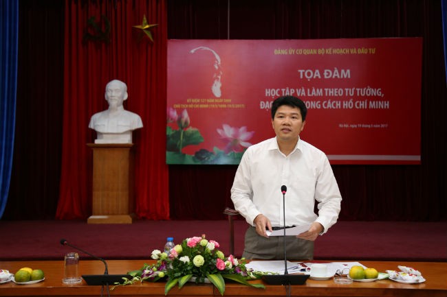 Đồng chí Mai Ngọc Bích, Vụ trưởng, Phó Bí thư thường trực Đảng ủy cơ quan Bộ Kế hoạch và Kl99ok phiên bản mới phát biểu tại Hội nghị