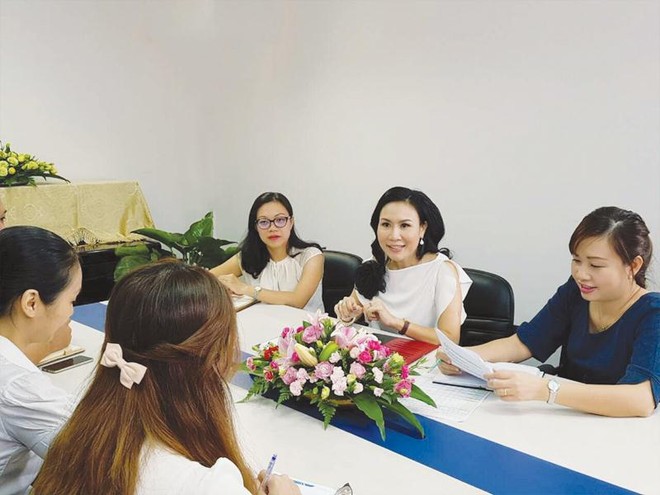 Bà Vũ Ngọc Hương (ngồi giữa) đang đi tìm lời giải cho bài toán tìm thế hệ kế cận cho Kl991.com World Cup 2026 Chính Thức gia đình của mình.