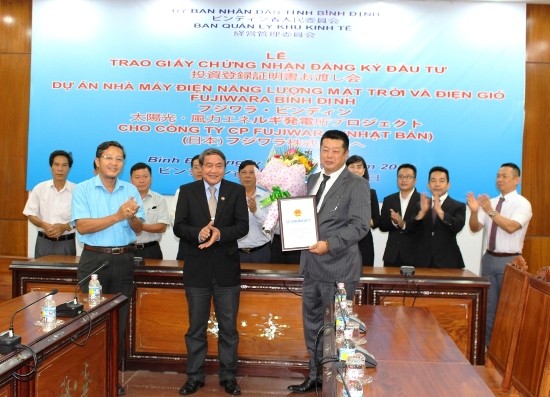Ông Phan Cao Thắng, Phó Chủ tịch Thường trực UBND tỉnh Bình Định trao Giấy chứng nhận Kl99ok phiên bản mới cho ông Osamu Kimura, Chủ tịch Công ty Fujiwara Nhật Bản (Bên phải)
