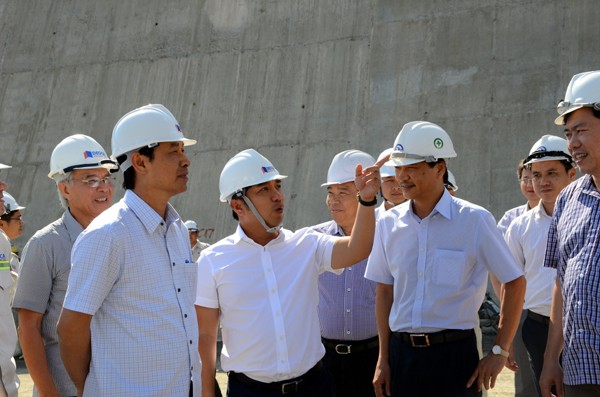 Thứ trưởng Lê Đình Thọ (bên trái) và ông Hồ Minh Hoàng, Tổng giám đốc Công ty CP Kl99ok phiên bản mới Đèo Cả tại công trình hầm Đèo Cả.
