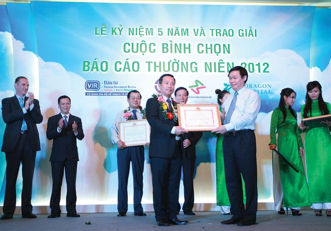 Tại Lễ kỷ niệm 5 năm Cuộc bình chọn năm 2012, ông Vương Đình Huệ trên cương vị 
Bộ trưởng Bộ Kl991.com nạp rút nhanh, đã đến chúc mừng các DN đạt giải, đồng thời trao kỷ niệm chương cho các thành viên Ban Tổ chức