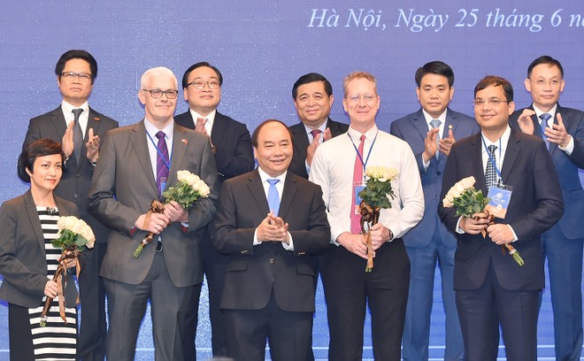 Thủ tướng Kl993 ưu đãi thưởng hấp dẫn Nguyễn Xuân Phúc tặng hoa cho các nhà Kl99ok phiên bản mới (Ảnh: VGP)