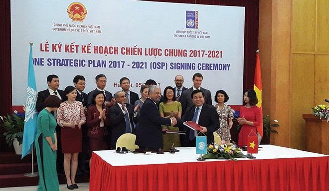 Bộ trưởng Bộ Kế hoạch và Kl99ok phiên bản mới Nguyễn Chí Dũng và Điều phối viên UN tại Việt Nam, ông Kamal Malhotra tại Lễ ký kết