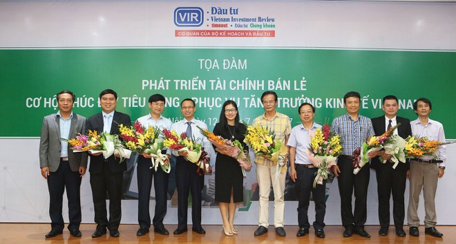 Ban Biên tập Báo Kl99ok phiên bản mới tặng hoa các diễn giả tham gia buổi tọa đàm