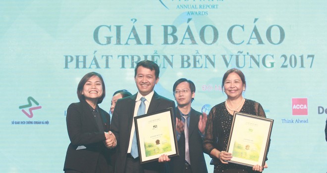 Ông Phạm Ngọc Tú - Phó Giám đốc phụ trách Khối Quản lý Kl991.com nạp rút nhanh Bảo Việt nhận giải Báo cáo phát triển bền vững có độ tin cậy nhất