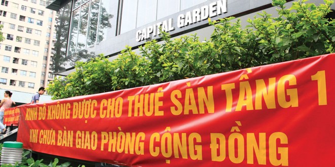 Cư dân Capital Garden căng băng rôn phản đối chủ Kl99ok phiên bản mới, Công ty Kinh Đô. Ảnh: Nguyễn Thành