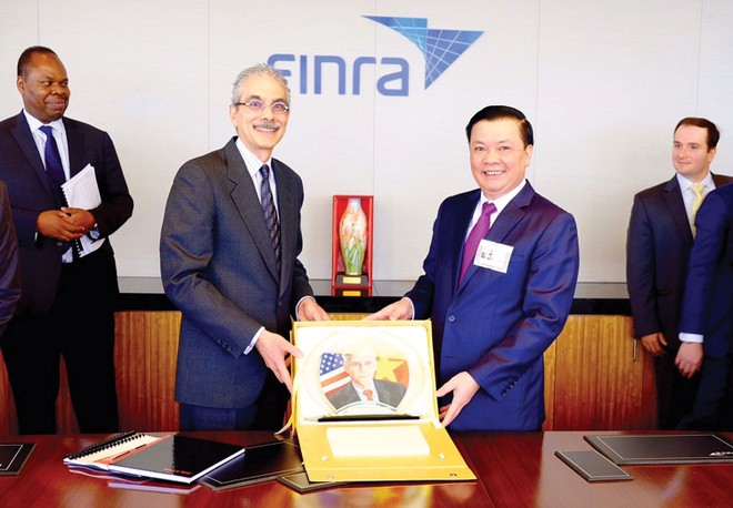 Bộ trưởng Đinh Tiến Dũng tặng quà cho Tổ chức Finra, Tổ chức giữ gìn sự liêm chính trên thị trường 99Kl99 link đăng nhập Mỹ, trong chuyến xúc tiến Kl99ok phiên bản mới tại New York, tháng 7/2015 