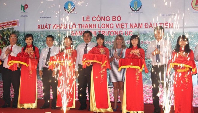 Đại diện các bên liên quan cắt băng đánh dấu mốc lô thanh long đầu tiên của Việt Nam đến Úc. Ảnh: Hồng Phúc