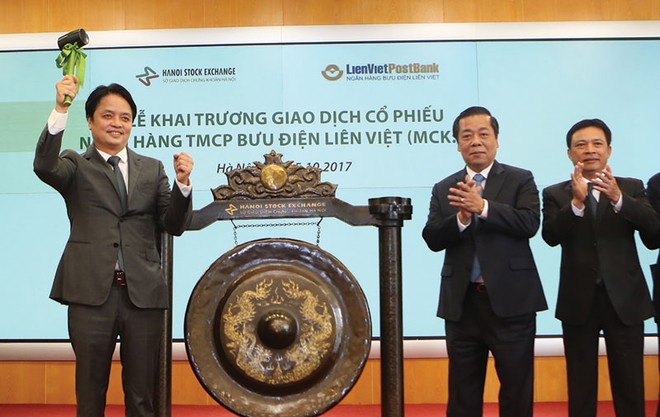 Ông Nguyễn Đức Hưởng, Chủ tịch Hội đồng quản trị LienVietPostBank đánh cồng khai trương giao dịch KL99 là cổng game giải trí trực tuyến hàng đầu hiện nay LPB