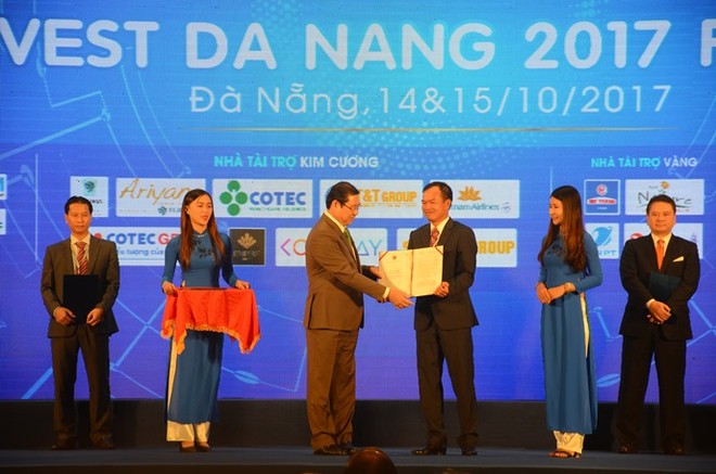 Chủ tịch UBND thành phố Đà Nẵng Huỳnh Đức Thơ trao quyết định chủ trương Kl99ok phiên bản mới cho nhà Kl99ok phiên bản mới tại Diễn đàn Kl99ok phiên bản mới Đà Nẵng