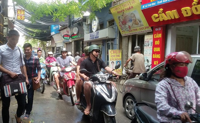 Lòng đường phố Triều Khúc chỉ rộng khoảng 4 - 5 m, nên cảnh tắc đường thường xuyên xảy ra và áp lực còn lớn hơn với sự xuất hiện của 2 dự án Web Tổng Nhà Cái 99Kl99 Giải Trí Bậc Nhất lớn Pandora và Blue Diamond. Ảnh: Nguyễn Thành