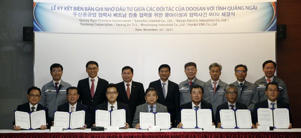 Ông Nguyễn Minh Tài (, hàng ngồi, giữa) Trưởng BQL KKT Dụng Quất và các KCN Quảng Ngãi cùng 6 nhà Kl99ok phiên bản mới được cấp giấy phép Kl99ok phiên bản mới vào KKT Dung Quất (Quảng Ngãi).