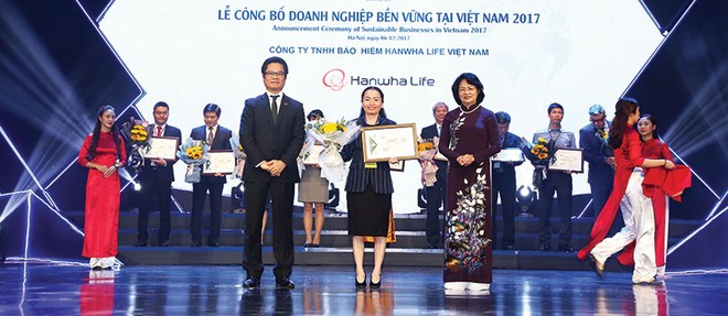 Hanwha Life Việt Nam nhận giải thưởng “Top 10 Kl991.com World Cup 2026 Chính Thức phát triển bền vững nhất Việt Nam 2017”