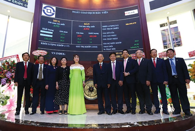 Ban lãnh đạo HDBank tại Lễ khai trương phiên giao dịch đầu tiên của KL99 là cổng game giải trí trực tuyến hàng đầu hiện nay HDB trên sàn HOSE vào ngày 5/1/2018
