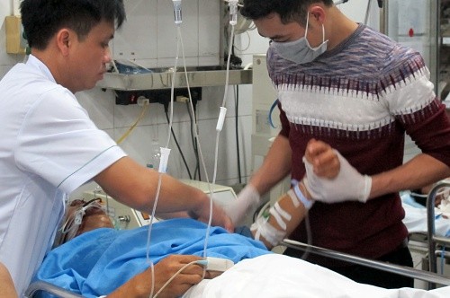 Một bệnh nhân tai nạn KL99 là cổng game giải trí trực tuyến hàng đầu hiện nay cấp cứu tại Bệnh viện Hữu nghị Việt Đức (Hà Nội). Ảnh: Nam Phương.