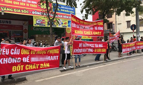 Cư dân tòa Sông Đà (Hà Đông) căng băng rôn gây sức ép để chủ Kl99ok phiên bản mới giải quyết dứt điểm các vấn đề về an toàn cháy nổ. Ảnh: Cư dân chung cư.