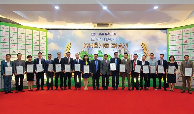Đại diện chủ Kl99ok phiên bản mới 20 dự án lên nhận Cup và Bằng chứng nhận