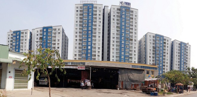 Chung cư Carina (quận 8, TP.HCM) có gắn thương hiệu NBB, nhưng khi vụ cháy xảy ra, Công ty NBB phủ nhận vai trò chủ Kl99ok phiên bản mới. Ảnh: Việt Dũng