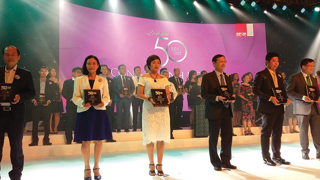 Đại diện Phát Đạt (đứng thứ ba từ trái sang) nhận chứng nhận Top 50 Công ty Kl992 VIP Trang Chủ 2026 hiệu quả nhất Việt Nam do Nhịp cầu Kl99ok phiên bản mới trao tặng vào ngày 7/6/2018 