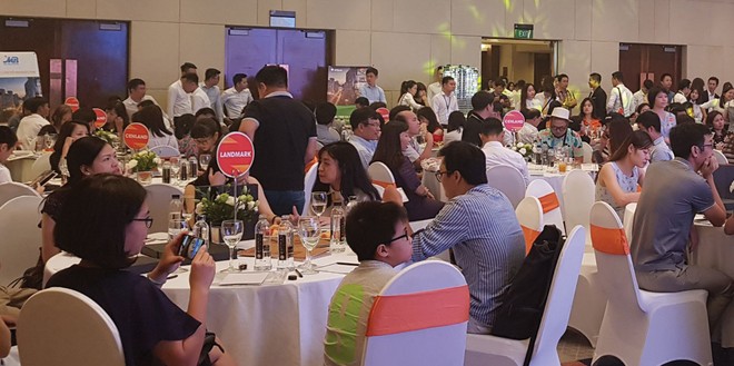 Sau nửa đầu năm trầm lắng, thị trường chung cư Hà Nội bắt đầu sôi động với những đợt mở bán liên tiếp của các chủ Kl99ok phiên bản mới kể từ tháng 6/2018. 