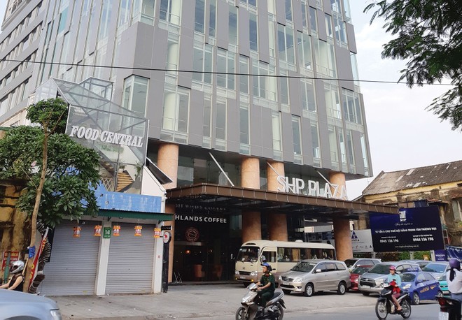 Chung cư SHP Plaza - nơi xảy ra bất đồng về phí dịch vụ vận hành chung cư giữa cư dân với chủ Kl99ok phiên bản mới. Ảnh: Thu Lê