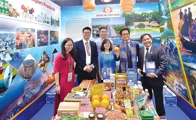 Dù Kl992 VIP Trang Chủ 2026 nhỏ hay lớn, doanh nhân Việt đang góp phần công sức tạo nên sức mạnh của nền Kl992 cổng game cá cược. Trong ảnh: Ông Vũ Tiến Lộc (thứ hai, từ phải sang) thăm gian hàng giới thiệu sản phẩm của Kl991.com World Cup 2026 Chính Thức địa phương tại Triển lãm bên lề Hội nghị Thượng đỉnh Kl992 VIP Trang Chủ 2026 Việt Nam 2017