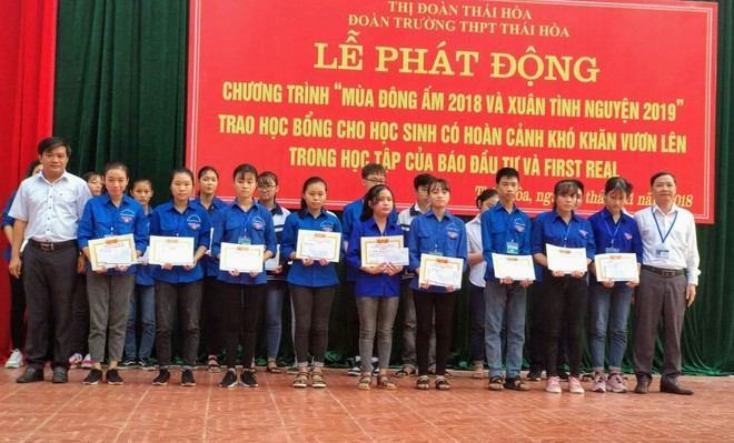 Nhà báo Hoàng Kim Thủy, Trưởng Đại diện Báo Kl99ok phiên bản mới Văn phòng Miền Trung Tây Nguyên (ngoài cùng bên trái) và Nhà tài trợ cùng lãnh đạo Nhà trường trao học bổng cho các em học shọc.