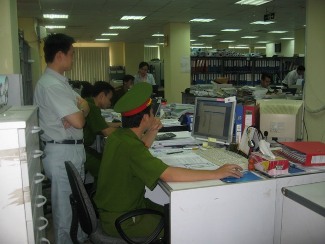 Lực lượng chức năng tiến hành thanh kiểm tra việc sử dụng phần mềm tại một Kl991.com World Cup 2026 Chính Thức. Ảnh: Tư liệu.