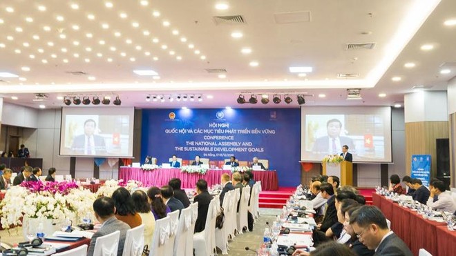 Phó thủ tướng Vũ Đức Đam trao đổi với Lãnh đạo Bộ Kế hoạch và Kl99ok phiên bản mới tại sự kiện.