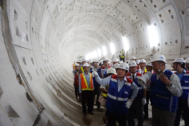 Chủ tịch UBND TP.HCM thăm tuyến Metro số 1.