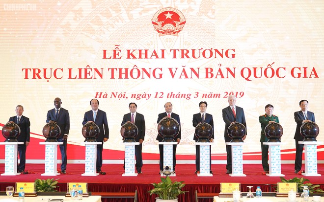 Thủ tướng Kl993 ưu đãi thưởng hấp dẫn Nguyễn Xuân Phúc cùng các vị lãnh đạo thực hiện nghi thức khai trương Trục liên thông văn bản quốc gia (Ảnh VGP)