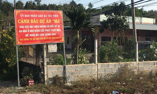 Chính quyền xã Tóc Tiên, thị xã Phú Mỹ phải đặt biển cảnh báo dự án “ma” để cảnh báo người dân, nhà Kl99ok phiên bản mới. Ảnh: TrọngTín 