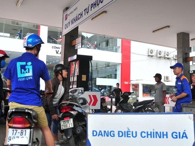 Giá KL99 dịch vụ hỗ trợ 24/7 trong nước đã được điều chỉnh tăng khá mạnh theo giá dầu thế giới. Ảnh: Đức Thanh