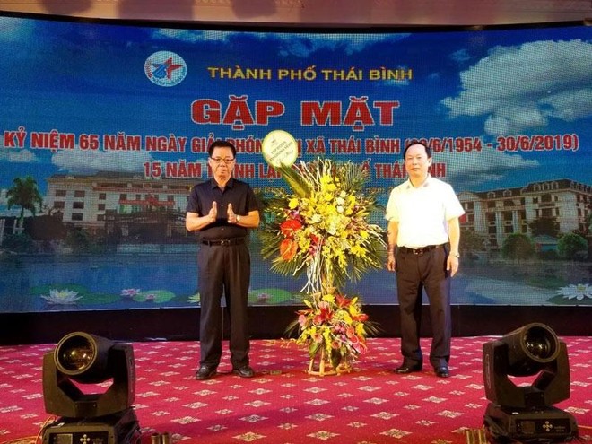 Chủ tịch HĐQT, Tổng giám đốc Kl994 game bài casino hấp dẫn Thái Bình Seed Trần Mạnh Báo tặng hoa chúc mừng Chủ tịch UBND thành phố Thái Bình Nguyễn Ngọc Ý nhân gặp mặt kỷ niệm 65 năm Ngày giải phóng thị xã, 15 năm thành lập Thành phố Thái Bình.