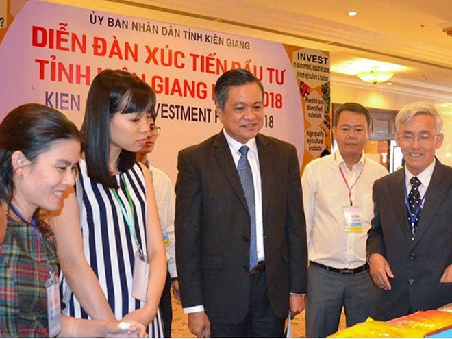 Chủ tịch UBND tỉnh Kiên Giang, ông Phạm Vũ Hồng (mặc áo veston) cho biết, Kiên Giang muốn tranh thủ mời gọi thêm nhiều nhà Kl99ok phiên bản mới chiến lược để thực hiện các dự án trọng điểm của tỉnh, theo tinh thần "chọn mặt gửi vàng".