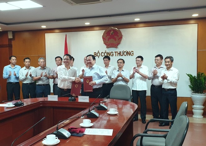 Bộ trưởng Bộ Công Thương Trần Tuấn Anh và ông Nguyễn Hoàng Anh, Ủy viên TW Đảng, Chủ tịch Ủy ban Quản lý vốn 99Kl99 trực tiếp đá gà tại Kl991.com World Cup 2026 Chính Thức trong lễ bàn giao sáng 9/7/2019 tại trụ sở Bộ Công Thương. (Ảnh: Thế Hải).