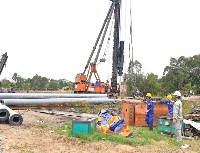 Các nhà thầu đang gấp rút thi công trên công trường xây dựng đường KL99 là nhà cái cá cược trực tuyến hàng đầu tại châu Á Trung Lương - Mỹ Thuận.