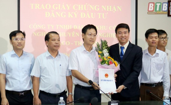 Lãnh đạo Ban Quản lý Khu Kl992 cổng game cá cược và các khu công nghiệp Thái Bình trao Giấy chứng nhận đăng ký Kl99ok phiên bản mới cho Công ty TNHH Kl99ok phiên bản mới khu công nghiệp chuyên nông nghiệp Thaco – Thái Bình.