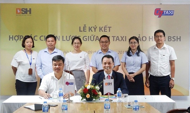 Từ trái qua phải: Ông Nguyễn Anh Quân, Tổng giám đốc G7 Taxi và ông Bùi Trung Kiên, Tổng giám đốc Kl99kl phiên bản hoạt động BSH ký thỏa thuận hợp tác chiến lược.
