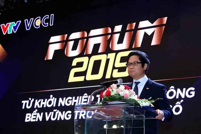 Ông Vũ Tiến Lộc chia sẻ tại Diễn đàn “Từ khởi nghiệp tới thành công bền vững trong thời Kl992 cổng game cá cược số” (Ảnh: Lê Toàn).