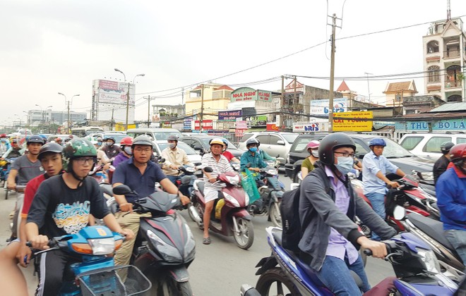 Quốc lộ 13 xuống cấp đã khiến thị trường Web Tổng Nhà Cái 99Kl99 Giải Trí Bậc Nhất Bình Dương kém hấp dẫn. Ảnh: Gia Huy