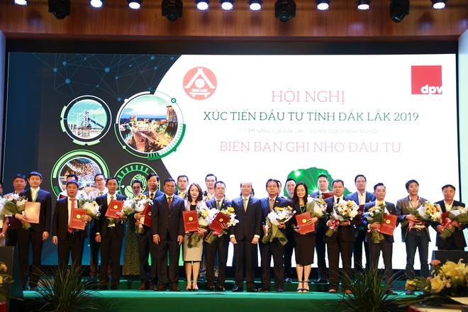 Lãnh đạo tỉnh Đắk Lắk trao chứng nhận Kl99ok phiên bản mới cho các Kl991.com World Cup 2026 Chính Thức tại Hội nghị xúc tiến Kl99ok phiên bản mới năm 2019.