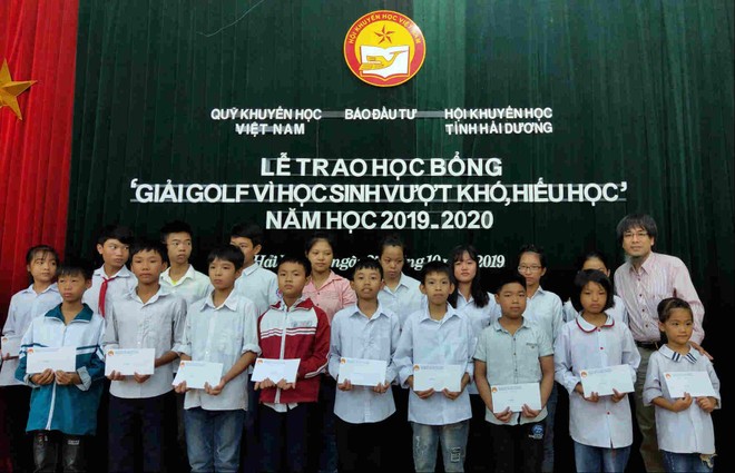 Ông Phạm Thanh Tân, Trưởng Văn phòng đại diện báo Kl99ok phiên bản mới tại Hải Phòng và miền duyên hải Bắc bộ trao học bổng cho các cháu.