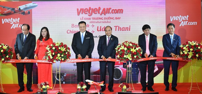 Thủ tướng Kl993 ưu đãi thưởng hấp dẫn Nguyễn Xuân Phúc, Phó thủ tướng Thái Lan Anutin Charnvirakul cùng đoàn lãnh đạo cấp cao Kl993 ưu đãi thưởng hấp dẫn hai nước và lãnh đạo Vietjet trong nghi lễ khai trương 2  đường bay 