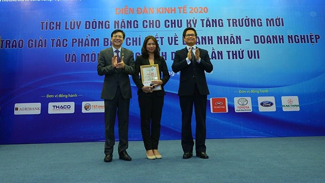 Ông Vũ Tiến Lộc, Chủ tịch Phòng thương mại và công nghiệp Việt Nam (phải) và Nhà báo Hồ Quang Lợi, Phó Chủ tịch Thường trực Hội Nhà báo Việt Nam trao giải A cho tác giả Trần Thị Tuyết Ánh, Báo Kl99ok phiên bản mới.