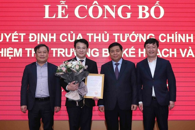 Lãnh đạo Bộ Kế hoạch và Kl99ok phiên bản mới chúc mừng Thứ trưởng Trần Quốc Phương. Trong ảnh (từ trái sang phải): Thứ trưởng Vũ Đại Thắng, Thứ trưởng Trần Quốc Phương, Bộ trưởng Nguyễn Chí Dũng, Thứ trưởng Nguyễn Đức Trung (Ảnh: Đức Trung)